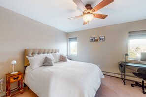 1 bedroom, desk, WiFi, bed sheets - Sunny, Second-Story Condo with a Mountain View, Gas Fireplace, & Free WiFi (Frisco)