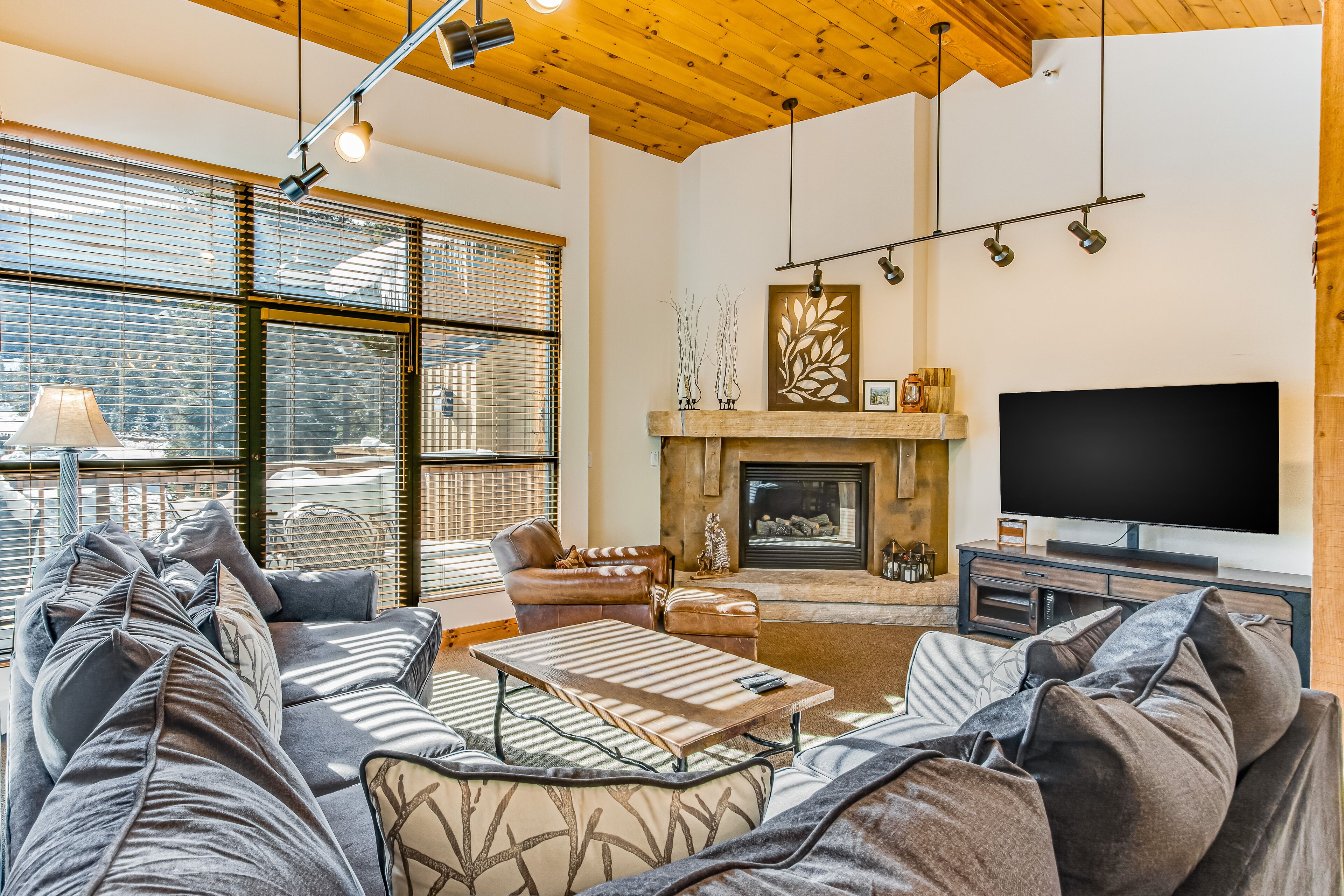 Cozy Resort Chateau - Mountain Views, Shared Hot Tub & WiFi - Minutes to Slopes