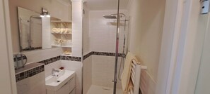 تجهيزات دش، مجففات شعر، مناشف، صابون