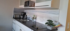 Kjøleskap, mikrobølgeovn, kokeplater og kaffetrakter/tekoker