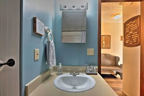 Amenidades de baño gratuitas, secadora de cabello, toallas 