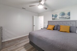 4 bedrooms, desk, iron/ironing board, free WiFi - Cozy, modern farm style home ~ great central location! (Round Rock)