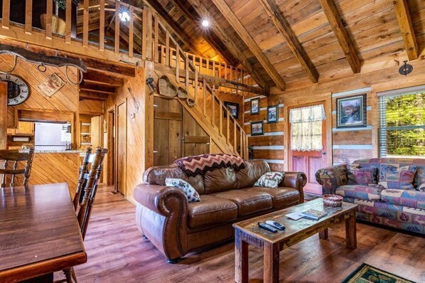 Smart TV, fireplace, DVD player, books - Little River & Smoky Mountain Views! (Townsend)