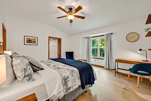 4 habitaciones, escritorio y tabla de planchar con plancha