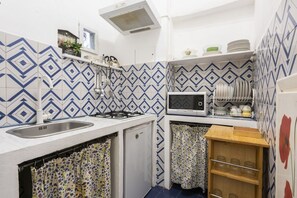 Fridge, microwave, stovetop, coffee/tea maker - Velluti apartment for rent by Mmega (Florence)