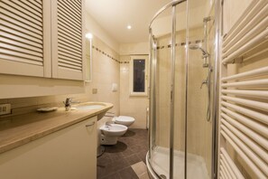 淋浴設備、風筒、坐浴桶、提供毛巾