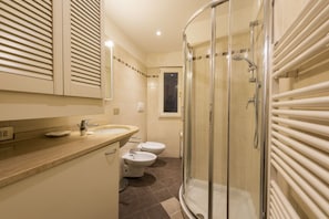 Dusche, Haartrockner, Bidet, Handtücher