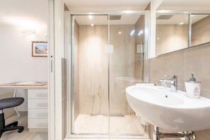 Shower, hair dryer, bidet, towels - Stibbert Apartment in Florence by Mmega (Firenze)