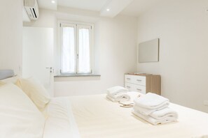 1 slaapkamer, een strijkplank/strijkijzer, wifi, beddengoed