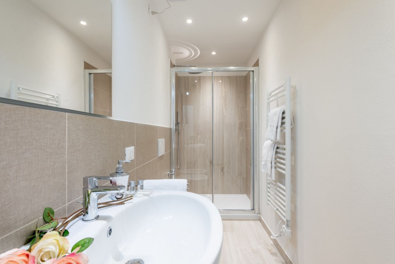 Douche, séchoir à cheveux, bidet, serviettes fournies