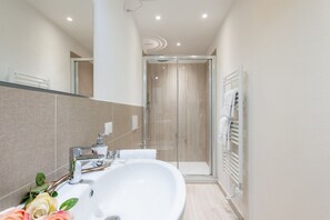 Een douche, een haardroger, een bidet, handdoeken