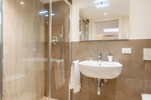 Doccia, asciugacapelli, bidet, asciugamani