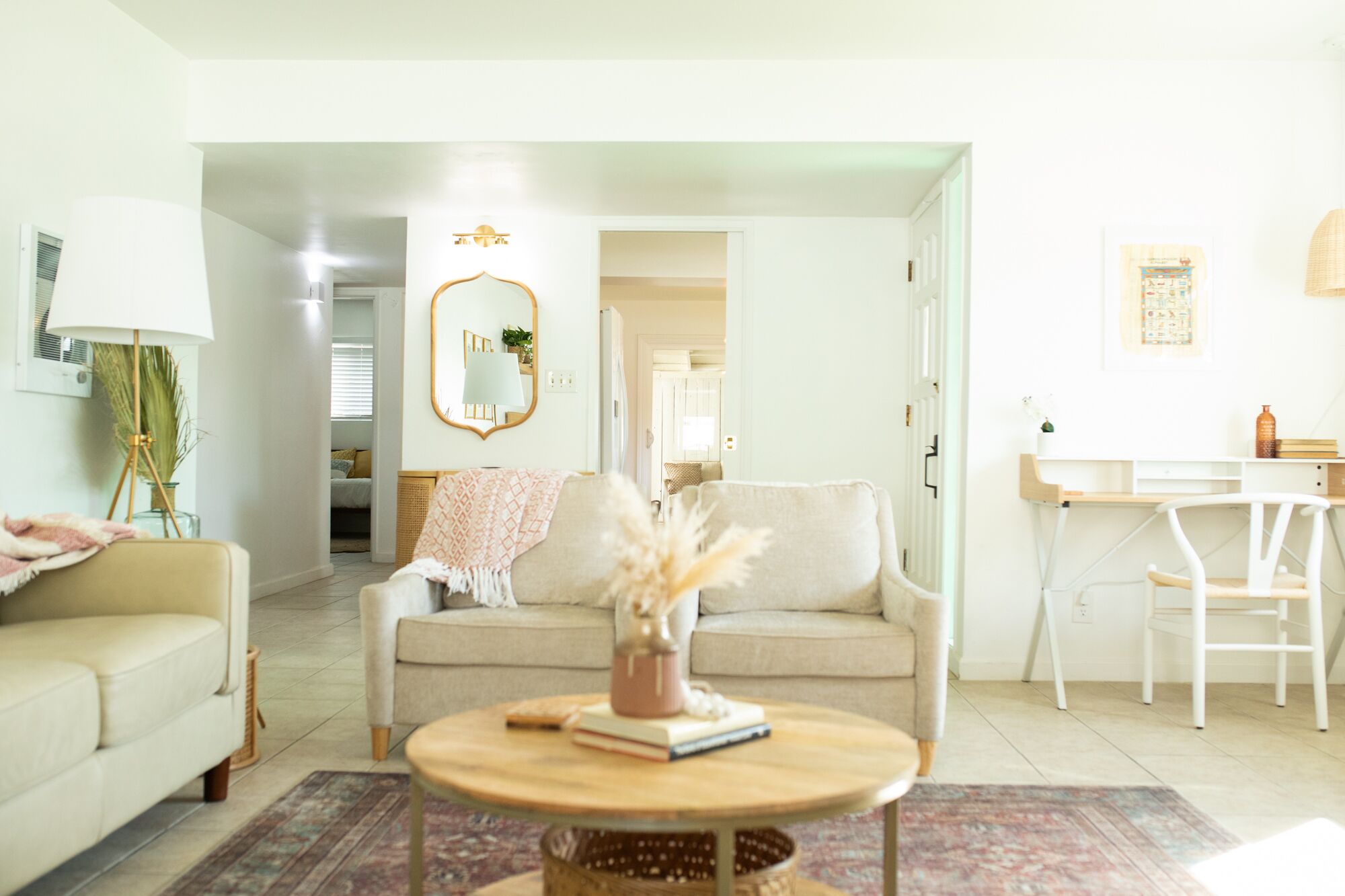 Smart-TV, Kamin, Bücher