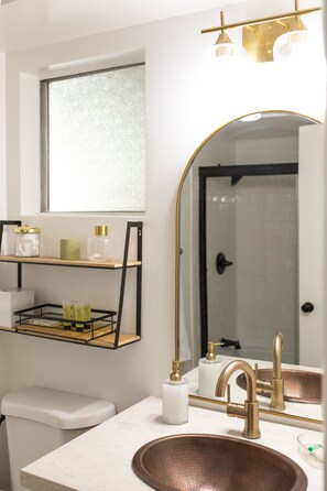 Combined shower/tub, hair dryer, soap, shampoo