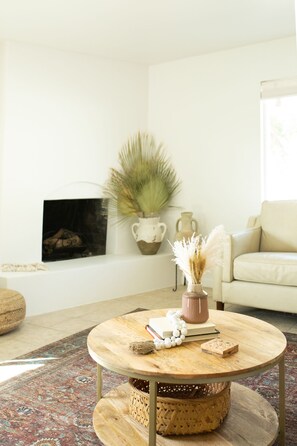 Een smart-tv, een open haard en boeken