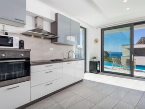 Kühlschrank, Mikrowelle, Ofen, Geschirrspüler