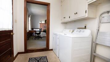 2 habitaciones, escritorio, tabla de planchar con plancha y wifi gratis