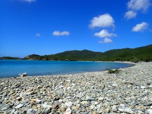 在海灘附近、躺椅、沙灘巾