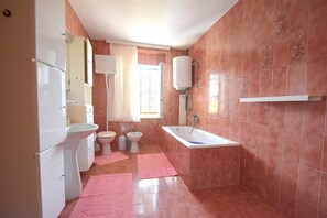 Baignoire, serviettes fournies