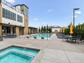 Utendørsbasseng og et oppvarmet basseng