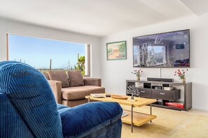 TV - Breathtaking Views 2BR3BA Private Pool Large Space (Noord)