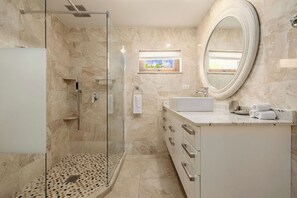 Shower, hair dryer - Breathtaking Views 2BR3BA Private Pool Large Space (Noord)