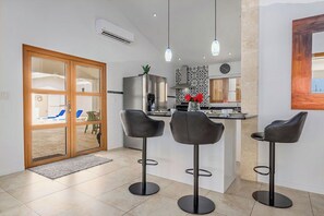 Interior - Breathtaking Views 2BR3BA Private Pool Large Space (Noord)