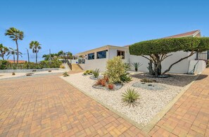 Exterior - Breathtaking Views 2BR3BA Private Pool Large Space (Noord)