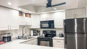 Kühlschrank, Mikrowelle, Ofen, Herdplatte