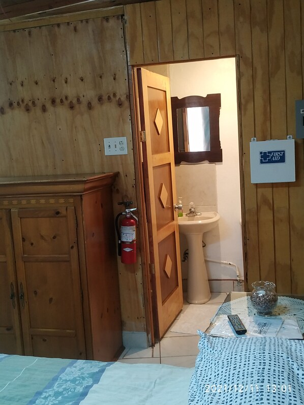 1 habitación, tabla de planchar con plancha y wifi gratis 