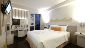 Caja de seguridad en la habitación, escritorio y cortinas blackout