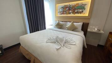 Quarto casal família, 1 cama Queen | Cofres nos quartos, escrivaninha, cortinas blackout, Wi-Fi de cortesia