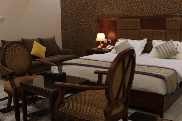 Suite estudio junior, 1 cama de matrimonio grande, vistas a la ciudad | Zona de estar | Una televisión