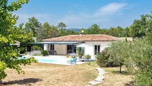 A villa with a swimming pool, outdoor seating, and a garden. - Villa D'Allongue by Interhome (Callian)