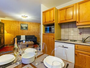 Fridge, microwave, dishwasher, high chair - L'Espace Montagne by Interhome (Chamonix)