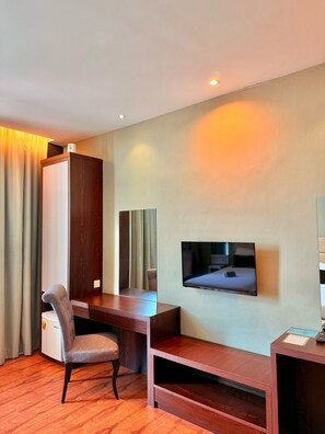 Premium Twin Room | Laptop workspace, blackout drapes, soundproofing, iron/ironing board - Stirling Suites (Miri)