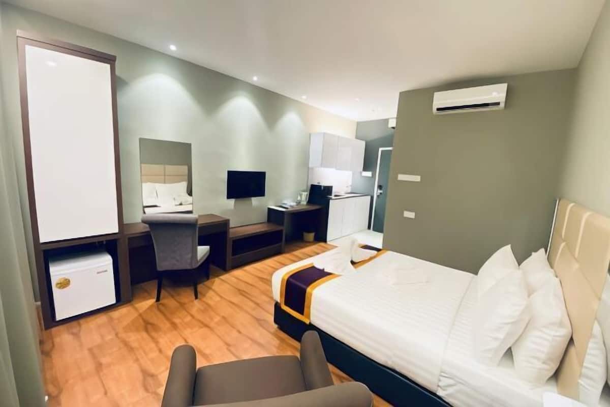 1 habitación, espacio para trabajar con laptop y cortinas blackout