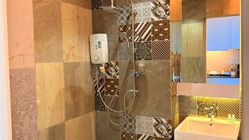 Premium Twin Room | Bathroom | Shower, hydromassage showerhead, free toiletries, hair dryer
