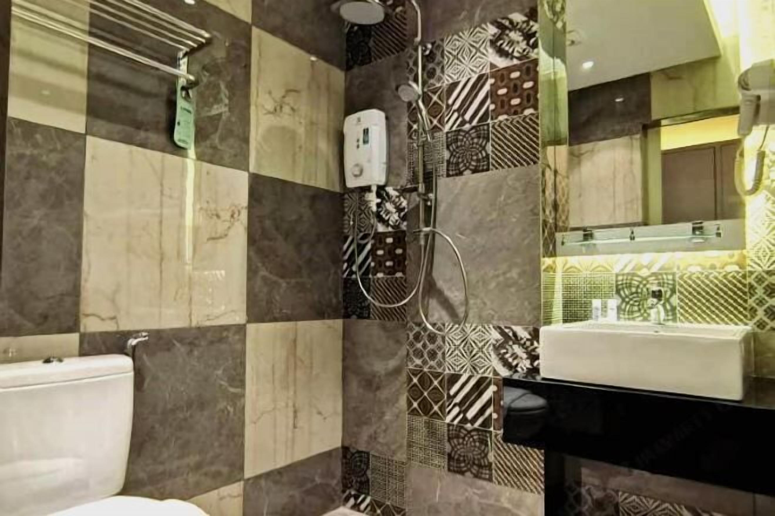 Douche, pomme de douche hydromassante, articles de toilette (gratuits)