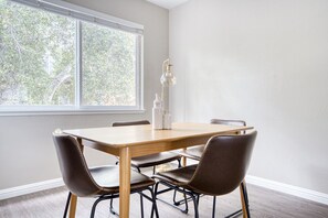 Dining - Sweet San Mateo 2BR w/ Pool & W/D, easy access to 101, by Blueground (San Mateo)