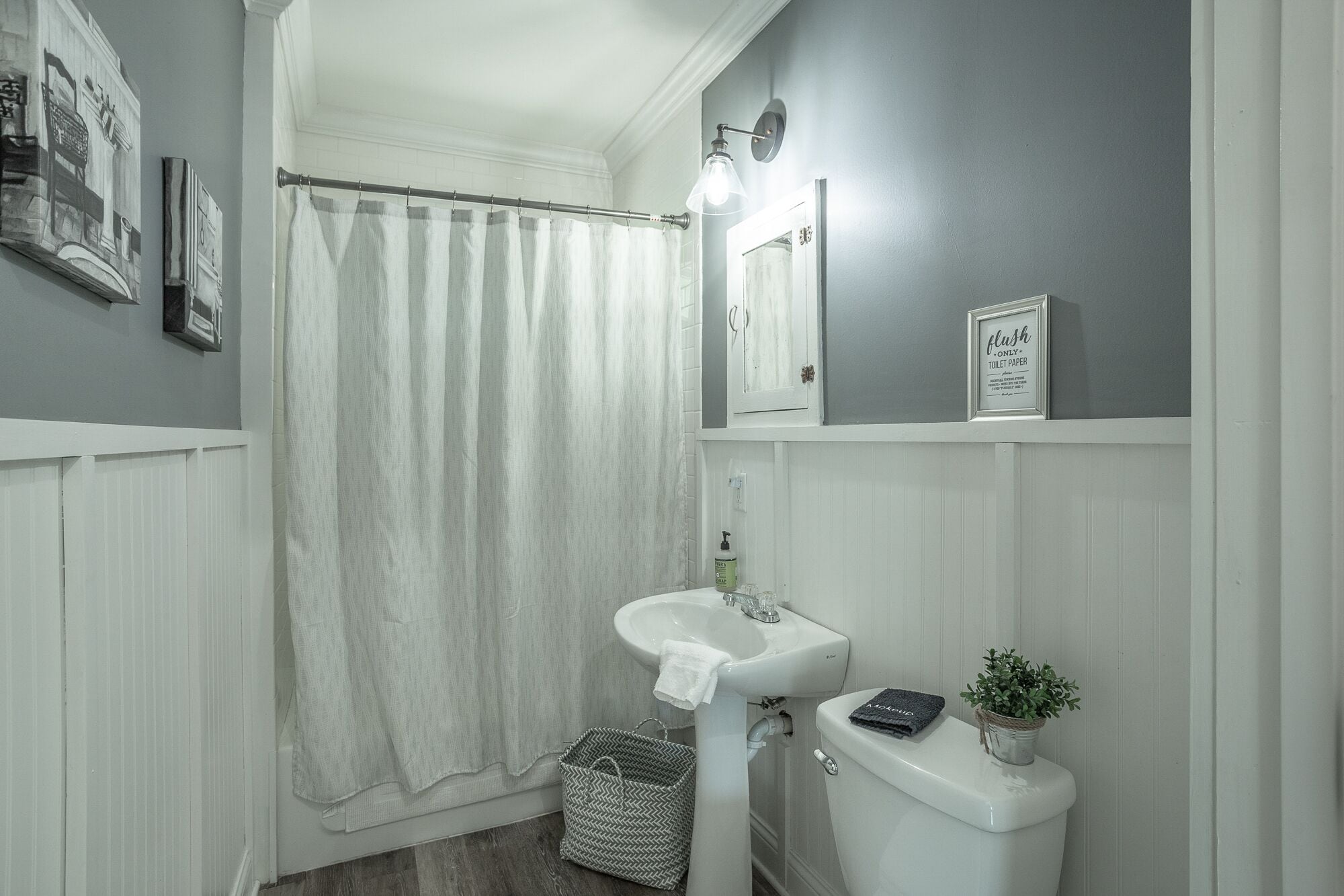 Duschwanne, Haartrockner, Handtücher, Seife