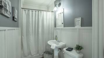 Combinazione doccia/vasca, asciugacapelli, asciugamani, sapone