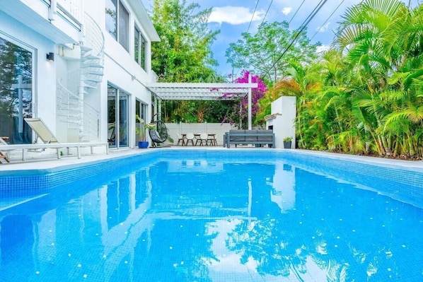 Una piscina al aire libre, una piscina climatizada