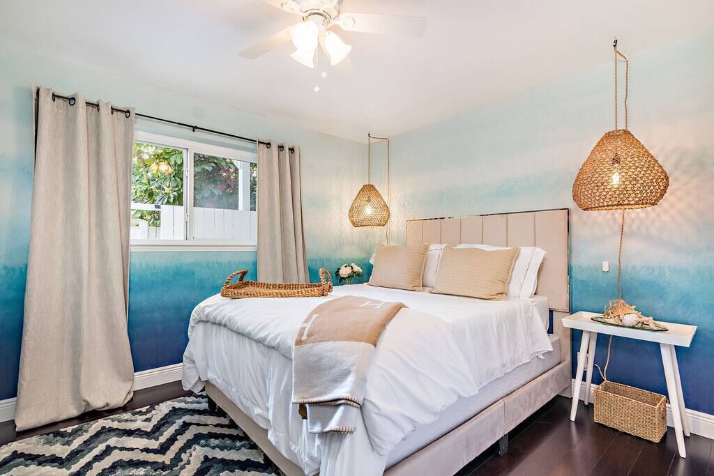 5 bedrooms, desk, iron/ironing board, travel cot