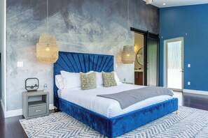 5 soverom, skrivebord, strykejern/-brett og reiseseng for barn