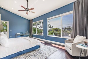 5 habitaciones, escritorio y tabla de planchar con plancha