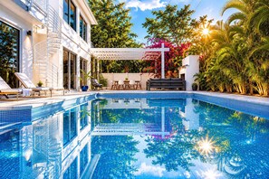 Piscine extérieure, piscine chauffée