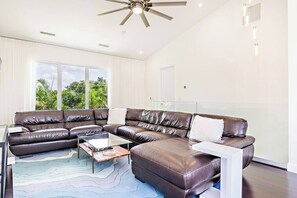 Smart-TV, peis, bøker og stereoanlegg