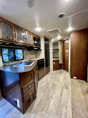 Combined shower/bathtub, towels