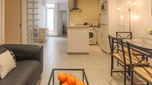 A modern apartment with a living room, dining area, kitchen, and laundry room. - Green Street - Modern & quiet apartment in typical Sevilla house (Sevilla)